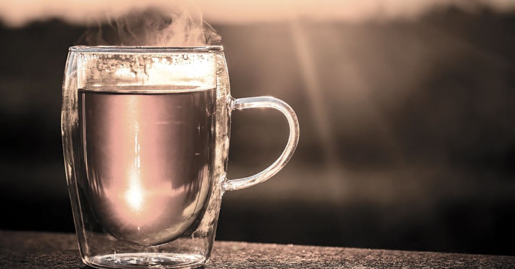 Boire un verre d’eau chaude au réveil : 10 bienfaits que personne ne connait !